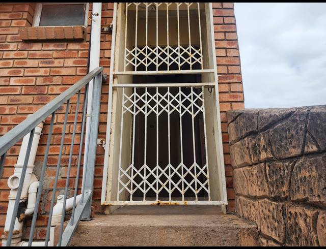 2 BEDROOM DUPLEX TO LET IN CROFTDENE